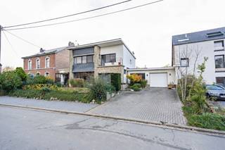 <p>We Invest heeft het genoegen u deze prachtige 3-gevel architectenwoning uit 1958 aan te bieden, ideaal gelegen in een rustige buurt.<br />Met een royale bewoonbare oppervlakte van 184 m² biedt deze charmante woning comfort, functionaliteit en veel natuurlijk licht.</p>
<p>Op de verdieping vindt u vier mooie slaapkamers van 19 m², 14 m², 10 m² (met een leuk balkon) en 9 m², evenals een badkamer.<br />Op het gelijkvloers bevindt zich een volledig uitgeruste EGGO-keuken met een grote schuifraam met zicht op de tuin, een aangename eetkamer van 24 m² met een houtcassette, en een gezellige woonkamer die toegang geeft tot een charmant terras van 5 m², perfect voor ontspanningsmomenten.<br />Een bureau van 19 m² vervolledigt dit niveau, ideaal voor telewerk of de uitoefening van een vrij beroep.</p>
<p>Het pand beschikt ook over een garage van 21 m² en twee kelders samen goed voor 28 m².</p>
<p>Buiten geniet u van een ruime, groene tuin.</p>
<p>Technische kenmerken:<br />Centrale verwarming op pellets met een ketel uit 2021, conforme tweevoudige elektriciteitsmeter, aluminium ramen met dubbel glas (2016), waterverzachter, septische put voor de toiletten en aansluiting op de riolering voor het grijze water, daken in goede staat en geïsoleerd.</p>
<p>EPC: D — 323 kWh/m².jaar — 68.954 kWh/jaar — nr. 20250926000158<br /><br />Aanbod onder voorbehoud van aanvaarding door de eigenaars.<br />Voor meer exclusieve kansen, neem gerust rechtstreeks contact met ons op. Wij begeleiden u graag bij uw aankoop-, investerings- of verkoopproject. Gratis en vrijblijvende schatting van uw eigendom.</p>
<p><span></span></p>