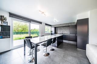 <p><span>We Invest heeft het genoegen u deze prachtige halfopen bebouwing voor te stellen, gelegen in Grimbergen, in een rustige en aangename woonwijk.</span><br /><span>Grimbergen is het ideale compromis tussen een chique, veilige en groene omgeving en de onmiddellijke nabijheid van Brussel en/of de luchthaven (±15–20 min).</span></p>
<p><span>De woning is gelegen in een doodlopende straat en geniet van alle comfort van een recente bouw (2019).</span><br /><span>Het pand is als volgt ingedeeld: inkomhal, apart toilet, woonkamer, eetkamer, volledig uitgeruste hightech keuken, toegang tot terras/tuin met zuidwestelijke oriëntatie.</span><br /><span>Meerdere parkeerplaatsen en een afgesloten garagebox vervolledigen dit niveau.</span></p>
<p><span>Op de eerste verdieping bevinden zich twee mooie slaapkamers (±17 m² en ±21 m²), een douchekamer, evenals een dressing.</span><br /><span>Op de tweede en laatste verdieping is de zolder (±34 m²) ingericht als master suite en technische ruimte.</span></p>
<p><span>De technische installaties zijn conform.</span><br /><span>EPC A met 62 kWh/m².jaar en conforme elektriciteit.</span><br /><span>Verkoop onder het stelsel van registratierechten – 2% onder voorwaarden.</span></p>
