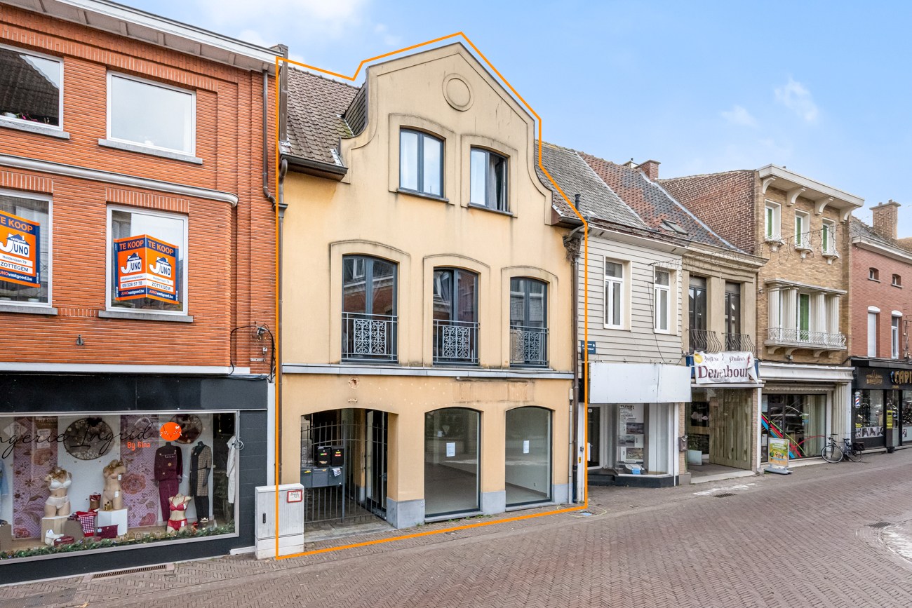 Opbrengsteigendom: commercieel pand en 2 appartementen : CENTRUM - foto 1