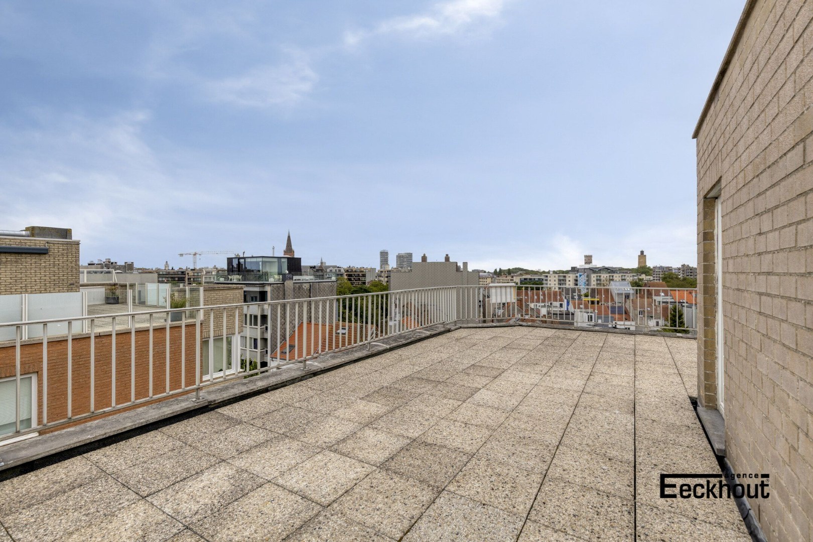 Lichtrijk duplex 3-slaapkamer hoekappartement (6de verdieping) met aansluitend panoramisch dakterras (7de verdieping) van 90 m² inclusief afsluitbare bergruimte - foto 2