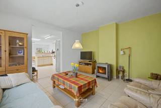 Ontdek deze knappe halfopen bebouwing op een uitstekende locatie in de Kapelstraat, waar ruimte, comfort en energiezuinigheid perfect samenkomen. Met een bewoonbare oppervlakte van maar liefst 185 m² geniet je hier van een uitzonderlijk ruim gevoel.<br />De woning beschikt over drie volwaardige slaapkamers en een moderne badkamer op de verdieping, uitgerust met alle hedendaags comfort. De lichtrijke leefruimte sluit naadloos aan op de ruime open keuken, ideaal voor wie houdt van gezelligheid en functionaliteit. Dankzij de recente bijbouw werd extra leefruimte gecreëerd, wat deze woning nog aantrekkelijker maakt.<br />Vooraan bevindt zich een praktische berging of bureauruimte, perfect voor thuiswerk. Buiten geniet je van een knap terras met een uitstekende ZZW-oriëntatie. De oprit biedt extra gemak.<br />Deze woning is bovendien energiezuinig met een EPC C, hoogrendementsketel, zonnepanelen, dubbele beglazing en volledige isolatie (muur, dak en vloer). De elektrische installatie is conform en rolluiken zorgen voor extra comfort.<br />Gelegen nabij winkels, scholen, supermarkten en belangrijke invalswegen is dit een ideale gezinswoning met veel troeven. Instapklaar, verzorgd en klaar voor de toekomst. Bel of mail ons nu voor een afspraak op het nummer: 052/46.38.03 of info@uw-huis.be en wie weet tot binnenkort! <br />