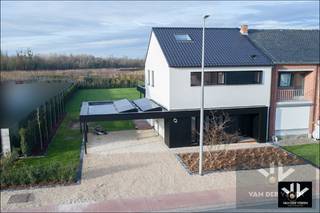 <span>Totaal gerenoveerde woning op een perceel van ruim 10 are en gelegen in de landelijke omgeving van Vliermaal. De woning werd bij deze grondige renovatie <strong>volledig gestript en heropgebouwd</strong>. Het resultaat is een moderne, energiezuinige gezinswoning die voorzien werd van moderne technieken en een casco+ afwerking.<br /><br /><u><strong>ENERGIELABEL A (38 kWh/m² jaar)!</strong></u><br /><br /><u><strong>Alle technieken (vloerverwarming, warmtepomp, zonnepanelen, ventilatie, ...) nieuwe ramen, sanitair, ... zijn reeds voorzien. Keuken, badkamer, vloeren, trapbekleding (afwerking) zijn NIET inbegrepen. Er zijn wél offertes beschikbaar! </strong></u></span><br /><br /><span>Grote raampartijen zorgen voor een lichtrijke woning die je verder kan afwerken naar eigen smaak en inzicht. In samenspraak kan je de afwerking laten uitvoeren door de bouwheer om te komen tot een volledig instapklaar geheel.<br />Er is een vergunning afgeleverd voor een <strong>zwembad </strong>(nog niet geplaatst). </span><br /><span>Een mooie buitenkans op een toffe eigendom in deze groene omgeving met mooie vergezichten over de achterliggende velden en natuur.</span><br /><br /><span>Praktische indeling met op het gelijkvloers de inkom met toilet en traphal en de zeer ruime en lichtrijke woonkamer die naadloos overgaat in de keuken. Aansluitend is er de grote berging/wasplaats waar zich ook de technische installatie bevindt. De grote glaspartij aan de achterzijde geeft een ruim zicht op de volledig omheinde tuin en het mooi aangelegd terras.</span><br /><span>Op de eerste verdieping kom je via de nachthal in 2 ruime slaapkamers, een badkamer en het apart toilet. Een verdieping hoger tenslotte is er de zeer ruime master bedroom met een eigen badkamer. </span><br /><span>Voor 2 wagens werd een carport aangebouwd. Kortom, een doorgedreven renovatie met een knap resultaat.</span><br />