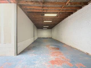 In Denderleeuw bevindt zich deze loods van 100 m², perfect voor opslag of diverse andere toepassingen. De loods is voorzien van elektriciteit...