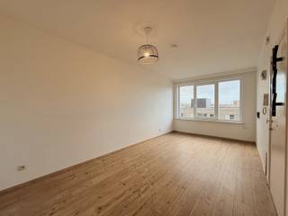 1STE BEZOEKDAG OP ZATERDAG 9/5/2026 (op afspraak) - Deze studio bevindt zich op de bovenverdieping van residentie Ascot I. Het ligt op wandelafstand van station Gent-Sint-Pieters waardoor openbaar vervoer en winkels vlot bereikbaar zijn (Mobiscore 9,5/10).

De studio omvat een leef/slaapruimte met veel lichtinval, een tijdloze keuken met koelkast, kookvuur en dampkap, alsook aansluiting voor wasmachine of vaatwasser. Aansluitend de badkamer met toilet, lavabo en douche.

Bijkomende pluspunten: ruime kelderberging , conformiteitsattest tot 11/2034, overal dubbele beglazing
Wche/Gvg/Gmo/Vkr/Gvv - EPC214/UC2731163 - ele niet-conform - asbestveilig - cv op gas - opp. indicatief (bron EPC)

Kortom: een perfecte investering voor ouders met studerende kinderen of als thuisbasis in Gent (ideaal voor pendelaars)
Voor meer info / bezoek : beheer@vastgoednbeheer.be - 0472/02 13 03 - BIV 506884/ BIV 514268 