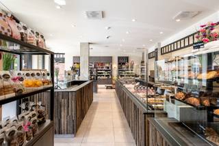 TOPgelegen in het centrum, aan en met zicht op de Schelde: ideaal investeringspand: mooi ingerichte winkelruimte/bakkerij met atelier, 3...