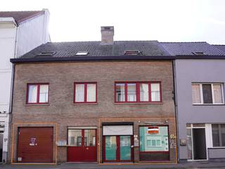 Deze ca 250 m² winkel heeft reeds een vernieuwde vloer en voldoende verlicht plafond. Automatisch rolluik vooraan, cv gas, garage, sanitair, bureel , tuin.<br />Hier je winkel beginnen is meteen goede omzet draaien. Tuin en garage te beschikking