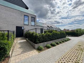 <strong>Recent afgewerkt en energiezuinig BEN-appartement in het centrum van Kasterlee.</strong><br /><br />Het appartement maakt deel uit van het stijlvolle project Marni. De ligging is perfect! Op wandelafstand van de markt, winkels, terrasjes en restaurants. De sportvelden van Duineneind liggen aan de overkant van de straat en ook de uitgestrekte bossen liggen om de hoek.<br /><br />Dit grote duplex-appartement heeft een zeer royale leefruimte met een klein terras aan de straatzijde en een prachtig zonneterras aan de achterkant. Er is een open keuken met kasten en ingebouwde toestellen. Bij de inkomhal is er een wasplaats met aansluiting voor de wasmachine.<br />Achteraan is er een eerste mooie slaapkamer en een gastentoilet.<br /><br />Op de verdieping is er een overloop (eventueel voor een bureau), de hoofdslaapkamer en de badkamer met douche en toilet.<br /><br />Er is vloerverwarming in het ganse appartement en de bewoner kan gebruik maken van eigen zonnepanelen. <br />Bij dit appartement hoort een ondergrondse parkeerplaats en een eigen privatieve kelderberging.
