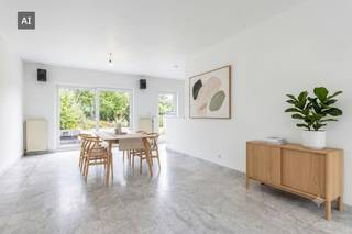 Vous recherchez un projet de rénovation à multiples facettes avec une superficie de terrain généreuse et de nombreuses possibilités d'extension ? Cette maison de caractère, située au 212 de la Mellestraat à Heule, constitue la base idéale pour réaliser la maison de vos rêves. Située sur un magnifique terrain de pas moins de 588 m², cette propriété combine un emplacement idéal avec un espace utile étonnamment important.<br /><br />Agencement de la maison<br />- Hall d'entrée spacieux et accueillant avec toilettes séparées <br />- Espace de vie lumineux avec une vue fantastique sur le jardin<br />- cuisine ouverte donnant accès au garage, au hall et au jardin<br />- Sous-sol sec et pratique<br />- Trois chambres spacieuses et complètes et une salle de bain<br />- Rangement supplémentaire, grenier avec options d'agrandissement<br />- Garage spacieux et polyvalent, idéal pour votre voiture, votre espace de rangement ou votre atelier<br />- Buanderie séparée et salle de rangement pratique pour tous vos équipements de jardinage et de travail<br />Grenier surélevé très spacieux au-dessus du rangement/garage qui offre un énorme potentiel de rangement supplémentaire, un studio ou des extensions créatives<br /><br />Vous recherchez une maison à vendre à Heule/Kortrijk avec beaucoup d'espace et de possibilités ?<br />Vous souhaitez obtenir plus d'informations sur cette propriété ou vous souhaitez visiter le site ? Contactez Michelle Decoutere (0493 25 46 81 - michelle.decoutere@dewaele.com) <br /><br />Le bien est proposé selon la formule Pre-sale. Du 05/09/2026 13:30 au 08/09/2026 12:00, vous pouvez visiter la maison sur rendez-vous et faire une offre. Le prix affiché est un prix indicatif. Pour plus d'informations, veuillez contacter le responsable du dossier.<br /><br />Ce bien est soumis à l'obligation de rénovation imposée par le gouvernement flamand pour les bâtiments résidentiels (sauf en cas de démolition dans les 5 ans suivant l'achat). Pour plus d'informations, veuillez consulter le site web de l'Agence flamande de l'Énergie et du Climat via https://www.vlaanderen.be/een-woning-kopen/renovatieverplichting-voor-residentiele-gebouwen<br /><br />Registre des mesures: en cours de demande<br /><br />Les images générées par l’IA sont fournies en guise d'inspiration. Elles ne tiennent pas compte des spécifications techniques, ni des renseignements urbanistiques, ni des possibilités concrètes de réalisation.