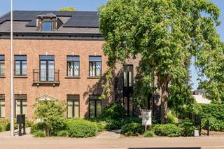 Op een toplocatie te Kessel, bevindt zich deze energiezuinige woning met drie slaapkamers, 2 badkamers, een zonnig terras en een ruime tuin. Dankzij de centrale ligging geniet u van een vlotte bereikbaarheid en bevinden winkels, scholen, horecazaken en openbaar vervoer zich in de onmiddellijke omgeving.<br /><br />We betreden de woning via de inkomhal, die voorzien is van een apart gastentoilet. De ruime en lichtrijke leefruimte biedt voldoende plaats voor een gezellige zithoek en een aparte eetruimte. Aansluitend bevindt zich de volledig uitgeruste keuken, voorzien van kwalitatieve toestellen. Verder bevindt zich een praktische berging die extra opslagruimte biedt. Vanuit de keuken heeft u rechtstreeks toegang tot het terras en geniet u van een mooi zicht op de ruime privatieve tuin. Achteraan de tuin bevindt zich een handig poortje dat rechtstreeks toegang biedt tot de omgeving, perfect voor een gezellige wandeling of een leuke fietstocht.<br />De nachthal leidt naar drie volwaardige slaapkamers, twee badkamers, een berging en een apart gastentoilet. De eerste badkamer is uitgerust met een ligbad, douche en dubbele lavabo. De tweede badkamer is uitgerust met een inloopdouche en dubbele lavabo.<br />De parkeerplaats is verplicht aan te kopen voor €15.000.<br /><br />Daarnaast is het appartement voorzien van zonnepanelen, vloerverwarming en een ventilatiesysteem. Deze moderne technieken dragen bij aan een optimaal wooncomfort en resulteren in een uitstekende energiescore.<br /><br />Dit is een uitstekende opportuniteit als u op zoek bent naar een energiezuinige woning met drie slaapkamers, twee badkamers, terras en tuin te Kessel. Contacteer ons voor meer informatie op 0479 13 63 69 of via info@boonstravastgoed.be.<br /><br />Bijzonderheden:<br />- Parkeerplaats<br />- Terras en tuin<br />- Drie slaapkamers