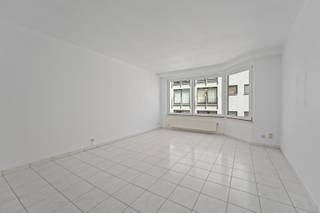 In een rustige zijstraat van de Zeedijk vindt u dit energiezuinig appartement in een verzorgd en standingvol gebouw.<br />Indeling: inkomhal, aangename leefruimte met veel lichtinval en toegang tot het terras, ingerichte keuken, vernieuwde badkamer, slaapkamer met ingemaakte kasten.<br /><br />Gemeenschappelijke fietsenstalling, individuele berging en vuilnislokaal. <br /><br />De syndicuskosten bedragen € 65 per maand. <br /><br />Bezoeken? Graag na afspraak met Avantimmo op het nummer 050 62 50 55