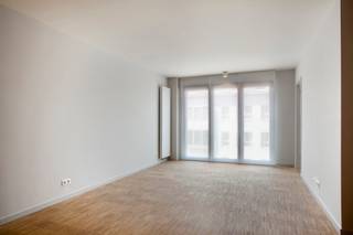 <p>Luxueus en karaktervol appartement op de derde verdieping van een hoogstaande residentie in de Riemstraat. Achter de prachtige authentieke gevel, die met zorg in haar oorspronkelijke glorie werd hersteld, bevindt zich een stijlvol appartement waar historisch karakter en hedendaags wooncomfort samenkomen. Tal van winkels, gezellige restaurants en cafés liggen op wandelafstand.<br /><br />Het appartement werd doorlopend afgewerkt met hoogwaardige materialen. De mooie parketvloer, stijlvolle natuursteen in keuken en badkamer en grote raampartijen zorgen voor een warme, elegante uitstraling en een aangename natuurlijke lichtinval.<br /><br />De lichtrijke leefruimte sluit naadloos aan op de strakke open keuken, volledig uitgerust met oven, kookvuur, koelkast, diepvriezer en vaatwasser.<br /><br />Verder beschikt het appartement over een ruime slaapkamer, een moderne badkamer met inloopdouche en lavabo en een apart toilet.<br /><br />Een private kelderberging is reeds inbegrepen in de huurprijs.<br /><br />Een bijzonder stijlvol appartement voor wie comfortabel wil wonen in een karaktervolle residentie op een gegeerde locatie in Antwerpen.<br /><br />Maandelijkse kosten: 85 Euro.<br />Alle nutsvoorzieningen (gas, water en elektriciteit) zijn privé op te nemen door de huurder.<br /><br />Beschikbaar vanaf 1 november 2026.</p>