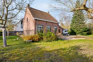 Op zoek naar een woning met karakter en een bijzonder gezellige sfeer? Dan is deze open bebouwing in charmante kleine hoevestijl absoluut een...