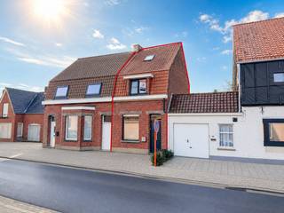 NU AAN NIEUWE VOORWAARDEN ! ! ! Deze toffe starterwoning, met mogelijkheid tot 3 slaapkamers, kan omgetoverd worden naar een gezellige stek voor starters of als investeringseigendom, dit op een gunstige ligging vlakbij het bruisende centrum van Lichtervelde, zowel het station als de verbinding naar de oprit van E403 zijn dichtbij.<br />Indeling: leefruimte met zitplaats en eetplaats, uitgeruste keuken met toegang tot de koer en het terras, gelijkvloers bevindt zich nog de badkamer met inloopdouche, lavabomeubel en toilet en plaats voor wasmachine en droogkast. <br />Op de bovenverdieping bevinden zich 2 slaapkamer en de zolder die bereikbaar is met een vaste trap, hier is de mogelijkheid om een 3e slaapkamer of hobbyruimte in te richten.<br />Achter de woning omvat de buitenruimte een terras/binnenkoer.<br />Technisch: de elektriciteit is conform.<br />Deze toffe starterswoning wacht op jou om je eerste woondroom te realiseren!