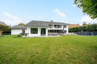 STARTPRIJS: Elk bod boven deze startprijs, wordt voorgelegd aan de eigenaars, die al dan niet kunnen in gaan op dit aanbod. Exclusieve ruime villa op...