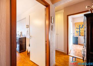 <strong>Koksijde-Bad, residentie Zandroos I, centraal gelegen appartement in het commerciële centrum, 5de verdieping met lift.</strong><br />
<p>Bestaande uit: inkomhall met afzonderlijk toilet, woonkamer met toegang tot een ruim terras met prachtig uitzicht, afzonderlijke keuken, twee slaapkamers met toegang tot terras, badkamer met ligbad en lavabo, derde slaapkamer, tweede badkamer met douche, lavabo en toilet en berging in het appartement. Mogelijkheid tot het aankopen van een autostaanplaats in de residentie. Gemeenschappelijke centrale verwarming op gas. Fietsenberging op het gelijkvloers van de residentie en privatieve berging inbegrepen in de prijs.<br /><br /><strong>Dit centraal gelegen appartement met veel potentieel geniet van een prachtig uitzicht!</strong></p>
