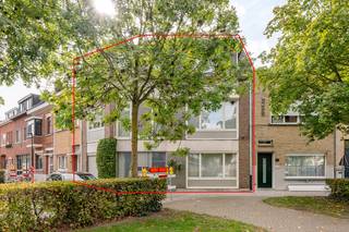 <strong>TE KOOP | Lier – Eeuwfeestlaan 254</strong><br /><br />Ruime en goed onderhouden gezinswoning op een uitstekende locatie, op wandelafstand van het station en het centrum van Lier.<br /><br />Deze veelzijdige woning biedt heel wat ruimte en mogelijkheden, verdeeld over drie woonniveaus en aangevuld met een kelder, garage en terrassen.<br /><br /><strong>Indeling:</strong><br />Gelijkvloers: inkomhal, polyvalente ruimte, badkamer, kitchenette, garage, terras.<br />Eerste verdieping: ruime woonkamer, keuken, apart toilet, terras.<br />Tweede verdieping: 3 slaapkamers, badkamer.<br />Daarnaast beschikt de woning over een kelder, ideaal als extra bergruimte.<br /><br /><strong>Technische gegevens:</strong><br />EPC 390 kWh/m²/jaar = energielabel D;<br />Centrale verwarming op aardgas.<br /><br /><strong>Benieuwd naar deze woning?</strong><br />Bekijk alvast de interactieve grondplannen en foto's online via:<br />🌐 www.wijns.be<br /><br /><strong>Interesse?</strong><br />Neem vandaag nog contact met ons op voor meer informatie of om een bezoek ter plaatse in te plannen.<br />📞 0473/33 33 33<br />✉️ philip@wijns.be<br /> 