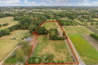 <p><span><strong>Ruime te renoveren hoeve met tal van mogelijkheden op uniek perceel 1,34Ha.</strong></span></p>
<p><span><strong>GELIJKVLOERS</strong><br /><br />De woning beschikt op het gelijkvloers over een leefruimte van 16,5 m² met aansluitend een aparte eetkamer van 18,5 m², beide voorzien van een tegelvloer. Keuken van 14 m².<br /></span></p>
<p><span>Verder bevinden zich op het gelijkvloers een ruime wasplaats van 21 m², voorzien van een apart toilet en een badkamer van 6 m² met ligbad, douche, enkele lavabo en tweede toilet.</span></p>
<p><span>Een grote schuur van ca. 60 m² met zolder van ca. 45m² die mogelijkheid biedt tot het maken van een ruime, liuchtrijke leefruimte, hobbyruimte of bureau. <br />Daarnaast beschikt de woning over een ruime bergkelder van 21 m².<br /><br /></span></p>
<p><span><strong>EERSTE VERDIEPING</strong><br />Op de eerste verdieping bevinden zich twee ruime slaapkamers van respectievelijk 19 m² en 17,5 m².<br /><br /><strong>BIJZONDERHEDEN<br /></strong>Enkele en dubbele beglazing in houten en PVC-schrijnwerk. Manuele rolluiken. CV op stookolie.<br /><br /><strong>POSITIEVE ASPECTEN</strong><br />Uniek perceel met mooie oppervlakte<br />Rustige en landelijke ligging<br />Ruime schuur van ca. 60 m met zolder.<br /><br />Een ruime woning met veel bergruimte en tal van mogelijkheden, dankzij de royale schuur, kelder en zolder. Een ideale opportuniteit voor wie op zoek is naar ruimte, rust en een eigendom met uitzonderlijk veel potentieel.</span></p>