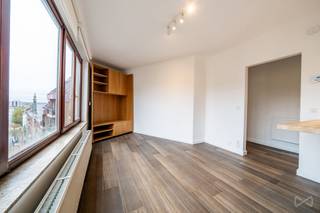 Dit appartement van ongeveer 45 m² ligt op de 4e verdieping van een klein gebouw met lage kosten en biedt een functionele en lichte leefruimte in...