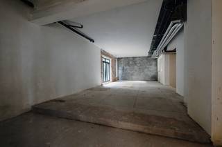 <p><span>Ontdek unit A in het exclusieve project Chocolaterie Antoine, met een totale oppervlakte van </span><strong><span>195,4 m²</span></strong><span>, uitsluitend bestemd voor vrije beroepen.</span></p>
<p><span>De unit bestaat uit een </span><strong><span>kantoorruimte van 87,3 m² op niveau -1</span></strong><span> en een </span><strong><span>ruimte van 108,1 m² op het gelijkvloers</span></strong><span>, met een functionele en veelzijdige indeling die geschikt is voor verschillende professionele activiteiten.</span></p>
<p><span>Het project is strategisch gelegen nabij </span><strong><span>de Louizalaan, de Waterloolaan en de Europese wijk</span></strong><span>, in een rustige en groene omgeving in het hart van Elsene. Bovendien geniet het pand van een uitstekende bereikbaarheid met de wagen en het openbaar vervoer.</span></p>
<p><span>Dit unieke project combineert </span><strong><span>industrieel erfgoed, hedendaagse architectuur en een modern en luxueus design</span></strong><span>, en biedt een exclusieve werkomgeving in het hart van Brussel.</span></p>
<p><strong><span>Verkoopprijs: €533.637 – verkoop onder het stelsel van registratierechten.</span></strong></p>