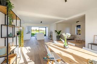 Gelegen nabij het centrum van Zevergem treffen we deze instapklare, volledig gerenoveerde woning aan.

De woning heeft de volgende indeling: inkomhal met vestiaire, ruime lichtrijke leefruimte met volledig ingerichte keuken en eetplaats, apart gastentoilet, een wasplaats en een berging.

Op de eerste verdieping zijn er drie ruime slaapkamers en een badkamer met dubbele lavabo, ligbad, inloopdouche en toilet.

Verder is er nog een ruime zolder voor extra berging en een zeer ruime aparte garage.
Buiten is er een aangelegde oprit/terras en tuin.

Troeven: volwaardige slaapkamers, lichtrijk, bereikbaarheid, instapklaar (EPC B),...

Renovatieverplichting: neen.

Voor meer informatie of een bezoek kan u terecht bij Sander Dejonghe via sander@vastgoeddejonghe.be, Evy Dhondt via evy@vastgoeddejonghe.be of Inias Leten, Inias@vastgoeddejonghe.be

Alle dossierstukken kan u downloaden op onze website: www.vastgoeddejonghe.be