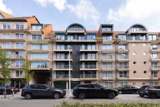 Ruim en instapklaar appartement op wandelafstand van de zee, het strand en de winkelstraat te Nieuwpoort-Bad. Indeling: inkomhal met slaaphoek, lichtrijke woonkamer met open keuken, ruim terras, berging, één slaapkamer met toegang tot het terras, badkamer met douche en enkele wastafel en een apart toilet. Er is een gemeenschappelijke fietsenberging en vuilnislokaal aanwezig in deze residentie. Dit appartement is ideaal als tweede verblijf en of als investeringspand. Mogelijkheid om twee ondergrondse bergingen aan te kopen op -1 niveau.