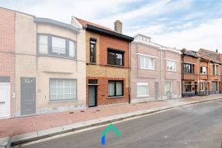 PLAN JE BEZOEK IN VIA GENTILL.BE<br /><br />Ligging<br />Deze recent gerenoveerde stadswoning met drie slaapkamers en een gezellig stadstuintje is gelegen in Rooigem. Tal van voorzieningen bevinden zich op wandelafstand. Of u nu vlot het stadscentrum wilt bereiken, wilt ontspannen in het nabijgelegen natuurreservaat of sportief wilt genieten aan de Blaarmeersen, deze woning combineert stedelijk comfort met groen en ontspanning. Scholen, winkels en horecazaken zijn bovendien op slechts enkele minuten wandelen bereikbaar.<br /><br />Indeling<br />Bij het betreden van de woning komt u terecht in een ruime inkomhal die toegang biedt tot de leefruimte met open keuken. Deze aangename en lichtrijke ruimte biedt voldoende plaats voor een woonkamer en eetruimte en is uitgerust met een moderne, volledig ingerichte keuken (inductiekookplaat, oven, microgolfoven en vaatwasser). Vanuit de keuken is er directe toegang tot het onderhoudsvriendelijke stadstuintje, ideaal om tot rust te komen. Op het gelijkvloers bevinden zich verder nog een apart toilet en praktische bergruimte. <br /><br />Via de trap bereiken we een tussenverdieping met een lichtrijke ruimte, perfect geschikt als bureau of hobbyruimte. Op de eerste verdieping vinden we een prachtige, nieuwe badkamer met inloopdouche, ligbad en aansluiting voor was- en droogmachine, evenals een ruime en lichtrijke master bedroom. De tweede verdieping telt nog twee slaapkamers onder het dak en biedt toegang tot een kleine zolderruimte.<br /><br />Varia<br />De woning onderging recent een grondige totaalrenovatie, met bijzondere aandacht voor energiezuinigheid, wat resulteert in een EPC-label B. Verwarming gebeurt via een hoogrendementscondensatieketel. De woning is voorzien van ingewerkte ledverlichting en moderne lichtarmaturen, die zorgen voor een sfeervolle uitstraling en een mooi afgewerkt geheel. Daarnaast is de woning uitgerust met dubbele beglazing, ventilatiesysteem en zonwering.<br /><br />Troeven<br />* Recent en kwalitatief gerenoveerd<br />* Energiezuinig (EPC B)<br />* Drie slaapkamers + bureauruimte<br /><br />Nieuwsgierig geworden? Plan vandaag nog een bezoek en neem contact op met Ian.<br /><br />T: 09 493 04 10<br />M: ian@gentill.be