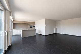Op zeer centrale ligging nabij de watertoren, openbaar vervoer, shopping en boogscheut strand vinden we deze kwaliteitsvol afgewerkte ruime woning terug. Ruimte en afwerking met hoogwaardige materialen zijn dan ook de kernwoorden om dit pareltje te omschrijven. <br /><br />We betreden deze knappe woonst via de geriefelijke inkomhal met gastentoilet en berging, aansluitend vinden we de lichtrijke woonkamer met aansluitend volledig ingerichte keuken met eiland en directe berging (inclusief natte cel/douche). De eerste verdieping omvat 3 zeer ruime slaapkamers met mooi massief eiken parket vloer, moderne badkamer met ligbad en instapdouche. De woning werd in bouw-fase future-proof ingericht met vaste trap naar de grote zolderruimte waar alle nutsvoorzieningen reeds werden voorzien. Deze polyvalente ruimte schept zeer veel mogelijkheden met minimale kost om deze plaats in te richten tot bijkomende master-bedroom, hobbyruimte, atelier e.d. <br />Parkeermogelijkheid voorzien door ruime oprit en inpandige garage en niet te vergeten zon-gerichte tuin met volledige privacy! <br /><br />Deze woning wordt te koop aangeboden door zijn eerste eigenaar die deze steeds als tweede-verblijf hebben gebruikt, waardoor deze in zo goed als nieuw staat verkeert en ook de mogelijkheid biedt om eventueel gemeubeld aan te kopen. Deze woning is werkelijk uniek gezien de ruime ruimtes en mooie bewoonbare oppervlakte !<br /><br />Nog op zoek naar uw droomwoning?<br />Wij bieden u dit pareltje aan met een richtprijs van 495.000€, ieder bod boven of onder deze prijs leggen wij voor aan de verkopers. <br /><br />Maak nu uw afspraak via michiel@vastgoedvanhoye.be of 059/43.43.00