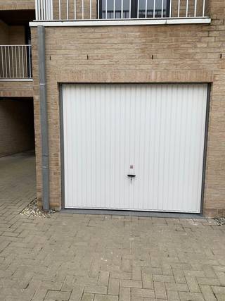 Garagebox met manuele poort in recent appartementencomplex.Gemakkelijk inrijbare ingang (geen beperking maximale hoogte).Garagebox mét elektriciteit...