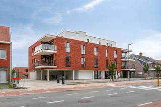 Deze studio met 1 ruime slaapkamer is een ideale investering!<br />Studio 1.2 is reeds geschilderd en voorzien van lichtarmaturen. Bezoek het modelappartement en verhuis of verhuur bij akte!<br /><br />Bij het ontwerp van dit <strong>kleinschalig project</strong> werd ook goed nagedacht over de inplanting van de appartementen om te genieten van <strong>maximale lichtinval</strong>. <br />De <strong>gemeenschappelijke binnentuin</strong> is een kleine groene oase. <br /><br />Het appartementsgebouw bestaat uit slechts <strong>4 bouwlagen</strong>.<br />Het gelijkvloerse gedeelte werd voorbehouden voor garages, overdekte parkeerplaatsen, fietsenstalling, gemeenschappelijke ruimtes voor technieken en berging. De appartementen zelf zijn gesitueerd op het <strong>eerste tem derde verdiep</strong> waardoor <strong>inkijk minimaal</strong> is en je in alle rust kunt genieten. <br /><br />Voor een <strong>bezoek aan het ingerichte modelappartement</strong> neem je <strong>contact </strong>op met <strong>Fries </strong>van '<span><strong>MijnHabitat</strong></span>' via <span><strong>fries@mijnhabitat.be</strong></span> of 0476 05 94 63 <br /><br /><span>De vermelde prijzen zijn exclusief registratierechten (12%) en exclusief BTW (21%)</span>