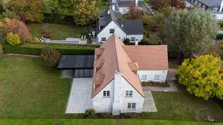 In Waterloo, in de woonwijk St John’s, profiteert deze villa met 4 slaapkamers en 3 badkamers van een groene en gewilde omgeving. De villa biedt genereuze woonruimtes, aangevuld met een kantoor, een tuin en een garage.<br /><br />De inkomhal, voorzien van vestiaires en toiletten voor gasten, leidt naar een woonkamer van ± 57 m² met een open haard. Daarachter bevindt zich de recent geïnstalleerde keuken, georganiseerd rond een centraal eiland, die ook een eetruimte herbergt met directe toegang tot het terras en de tuin. Een kantoor van ± 10 m² completeert de begane grond, evenals een ruime garage met een wasruimte en technische ruimte.<br /><br />Op de eerste verdieping verdeelt de nachthal drie slaapkamers van ± 22 m², ± 21 m² en ± 21 m², die worden bediend door een badkamer en een douchekamer. De master suite van ± 31 m² beschikt over een eigen kleedkamer en een privé badkamer.<br /><br />De woning is uitgerust met een alarmsysteem en een nieuwe gasboiler. Energieprestatie: PEB C – 236 kWh/m².jaar. Neem contact met ons op voor een bezoek op 0470/63.40.08.