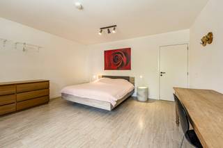 <p><strong>Oostduinkerke – Exclusieve villa in gegeerde villawijk</strong></p>
<p>In een rustige en gegeerde villawijk in Oostduinkerke bevindt zich deze stijlvolle vrijstaande villa op een mooi perceel. Met een bewoonbare oppervlakte van <strong>318 m²</strong> biedt deze eigendom alle ruimte voor comfortabel wonen, een tweede verblijf aan zee of de combinatie van wonen en werken.</p>
<p>De villa beschikt over een lichtrijke leefruimte, een volledig uitgeruste keuken, <strong>7 slaapkamers en 4 badkamers.</strong> Dankzij de doordachte indeling geniet u van maximale flexibiliteit en tal van gebruiksmogelijkheden.</p>
<p><strong>Troeven</strong></p>
<ul><li>Rustige ligging in een gegeerde villawijk</li><li>Instapklaar en kwalitatief afgewerkt</li><li>318 m² bewoonbare oppervlakte</li><li>7 slaapkamers en 4 badkamers</li><li>EPC B</li><li>Veel privacy en aangename buitenruimtes</li><li>Ruime leefruimtes, ideaal voor familie en vrienden</li><li>Geschikt voor vrij beroep, praktijk of kantoor aan huis</li></ul>
<p>Meer informatie of een bezoek? Contacteer Arne Dewitte via 058 53 37 40.</p>