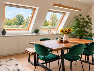 Ruim, lichtrijk en stijlvol afgewerkt 3-slaapkamerappartement , gelegen op de tweede verdieping van een kleinschalige residentie.
Bij het binnenkomen komt u terecht in een ruime inkomhal met gastentoilet. Van hieruit bereikt u de royale leefruimte, waar living, eetplaats en open keuken op een natuurlijke manier in elkaar overvloeien.
De leefruimte wordt gekenmerkt door veel natuurlijke lichtinval, grote raampartijen, een warme parketvloer en een stijlvolle ingebouwde gashaard.
De open, volledig ingerichte keuken sluit rechtstreeks aan op de eet- en leefruimte en combineert een strak ontwerp met veel werk- en bergruimte.
Verder beschikt het appartement over drie slaapkamers, een tweede afzonderlijk toilet, een praktische berging en een ruime badkamer met zowel ligbad als inloopdouche.
Een bijzonder aangename troef is de grote gemeenschappelijke tuin, die ter beschikking staat van de bewoners van de kleinschalige residentie. Een mooie groene omgeving waar u in alle rust van kunt genieten.
Het appartement bevindt zich op de tweede verdieping en is bereikbaar met de lift. Een private parkeerplaats en privatieve kelderberging zijn inbegrepen.
Daarnaast beschikt de residentie over een gemeenschappelijke fietsenstalling in de kelder.
Met een EPC-label B en energiescore van 104 kWh/m²/jaar beschikt het appartement bovendien over een zeer goede energieprestatie.
Ook qua bereikbaarheid zit u hier uitstekend: op slechts ca. 350 meter bevindt zich een tramhalte met een vlotte verbinding richting Gent.
Een instapklaar en comfortabel appartement voor wie op zoek is naar ruimte, licht, groen en rust, met een vlotte verbinding naar Gent en de belangrijkste invalswegen.
Voor bijkomende informatie of het inplannen van een bezoek kunt u vrijblijvend contact opnemen via telefoon of e-mail (Geen immo)