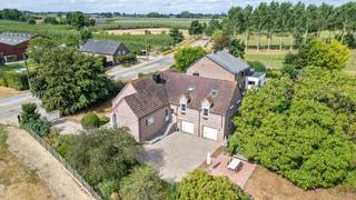EERSTE BEZOEKDAG WOENSDAG 26/08 VAN 19u00 tot 21u00 (enkel op afspraak!)<br /><br />HERK-DE-STAD - Ruime gezinswoning op een uitzonderlijk perceel van 49a14ca <br /><br />Op een bijzonder ruim en groen perceel van maar liefst 49a14ca in Herk-de-Stad vinden we deze ruime woning, gebouwd in 1991. <br /><br />De woning beschikt op het gelijkvloers over een ruime inkomhal met apart toilet, een aangename leefruimte, een aparte eetkamer en een keuken met aansluitende wasplaats/bijkeuken. Daarnaast is er een koele bergruimte die ideaal is voor het bewaren van voorraad. Een belangrijke troef is de dubbele inpandige garage, die plaats biedt aan twee wagens en heel wat praktische bergruimte biedt.<br /><br />Op de eerste verdieping bevinden zich 3 volwaardige slaapkamers, allemaal uitgerust met rolluiken en vliegenramen. De badkamer beschikt over een ligbad, toilet en 2 wastafels. Daarnaast is er een aparte dressing en een vide met extra opbergruimte.<br /><br />De zolderverdieping is bijzonder interessant dankzij de aanwezigheid van 2 volwaardige ruimtes. Momenteel wordt één kamer gebruikt als logeerkamer en de andere als ruime bureau. Deze ruimtes kunnen uiteraard ook perfect worden ingericht als extra slaapkamers, hobbyruimte, speelkamer of polyvalente ruimte, afhankelijk van de behoeften van de nieuwe eigenaar.<br /><br />Ook op energetisch en technisch vlak werden verschillende investeringen gedaan. De woning beschikt over maar liefst 34 zonnepanelen en een hybride warmtepomp die zowel op stookolie als elektriciteit kan werken. Een aantal ramen werd in 2026 voorzien van hoogwaardig driedubbel glas en ook de spouwmuren werden geïsoleerd. Verder is er een grondwatersysteem aanwezig waarop de toiletten zijn aangesloten.<br /><br />De absolute troef van deze eigendom is zonder twijfel het ruime perceel en de prachtige tuin. De tuin is aangelegd met verschillende volwassen bomen, zo vinden we er onder meer perenbomen, prachtige eiken en een karaktervolle treurwilg. Verspreid over de tuin bevinden zich bovendien 2 vijvers. Eén vijver ligt vooraan aan de woning, terwijl zich meer achteraan in de riante tuin een grotere vijver bevindt. <br /><br />Dankzij het royale perceel, de ruime woning, de verschillende extra kamers en de vele technische voorzieningen is dit een eigendom met bijzonder veel mogelijkheden. Een ideale woning voor wie op zoek is naar ruimte, groen en privacy, maar tegelijk waarde hecht aan een praktische indeling en moderne energetische investeringen.<br /><br />Wenst u meer informatie of een bezoek? Contacteer ons op 053/60 65 66!