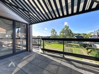 <p>Appartement prêt à emménager situé dans un endroit calme mais très central, comprenant un hall d'entrée avec vestiaire encastré et WC séparé, un grand séjour avec salon et salle à manger, une cuisine équipée avec espace repas et buanderie/réserve attenante, une grande terrasse bien orientée, une salle de bain aménagée (douche et double lavabo) et 2 grandes chambres.</p>
<p><b>Atouts Majeurs:</b></p>
<ul>
<li>
<p>Économe en énergie</p>
</li>
<li>
<p>Installation électrique conforme</p>
</li>
<li>
<p>Grande terrasse avec vue dégagée</p>
</li>
<li>
<p>Environnement verdoyant</p>
</li>
<li>
<p>Store banne électrique</p>
</li>
<li>
<p>Présence d'un ascenseur</p>
</li>
<li>
<p>Local à vélos commun</p>
</li>
<li>
<p>À proximité des écoles, commerces et transports en commun</p>
</li>
<li>
<p>Prêt à emménager</p>
</li>
</ul>
<p>Cet appartement est à vendre SANS agence via le concept Smart Houses! Pour plus d'informations ou une visite, contactez directement le propriétaire au +32497070979.</p>