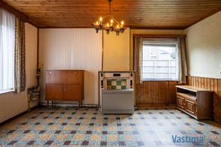 Bent u op zoek naar een woning met heel wat potentieel om volledig naar uw eigen smaak te renoveren? Dan is deze halfopen bebouwing in het centrum...