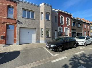 <p><strong>Instapkaart woning met 4 slaapkamers in Kortrijk</strong><br /><br />In Kortrijk bevind zich een instapklare woning met 4 slaapkamer, bureau ruimte en een grote polyvalente ruimte ideaal voor zelfstandigen als werkplek<br /><br /><strong>indeling</strong>: via de inkomhal kom je binnen in de ruime living met aanpalend de leefruimte voorzien centrale verwarming op mazout of gezellige pellets kachel <br /><br />daarnaast bevind zich een ruime keuken met vaatwasser, elektrische kookplaat, frigo en hete lucht oven. En droge kelder <br /><br />1ste badkamer voorzien van inloop douche, dubbele lavabo plaats, wasmachine, droogkast en apart toilet.<br /><br />naast de keuken ruime tuin met aanpalend ruime garage genoeg berging en achteraan de woning nog een polyvalente ruimte ideaal voor zelfstandigen die opslag/ werkruimte nodig hebben + isolatie voorzien.<br /><br />op de 1ste verdieping 4 ruime slaapkamers + bureau ruimte om te vormen tot mogelijke extra slaapkamer. Met daar achter nog berging </p>
<p>ook voorzien van 2de badkamer op de boven verdieping, dubbele lavabo, bad met massage jets <br /><br /><br /><strong>troeven:</strong></p>
<ul><li>instapklaar</li><li>conforme elektriciteit </li><li>zonnepanelen (20 stuks)</li><li>veel lichtinval</li><li>veel ruimte</li><li>polyvalente ruimte ideaal voor zelfstandigen of jonge spelende kinderen </li><li>scholen, parken, winkels op wandel afstand.</li></ul>
Dit is een vanafprijs.