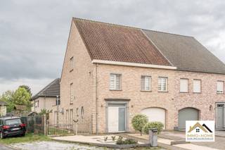 Dit prachtige pand vinden we terug in een heel rustige buurt, aan de buitenrand van Berlare. Je wordt ontvangen in een riante inkomhal, waar...