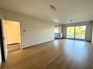 Ruim duplexappartement in het centrum van Sleidinge te huur. Winkels, scholen, openbaar vervoer, e.d. bevinden zich op wandelafstand. Het appartement...