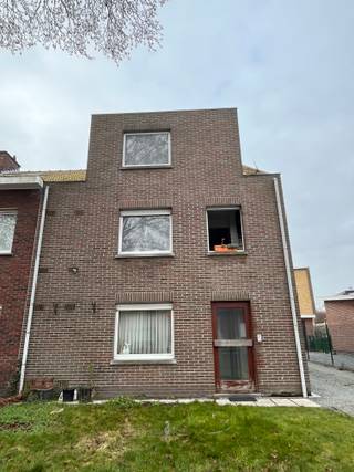 Vul eerst de KANDIDATUURFICHE volledig in door te klikken op volgende link https://ppvastgoed.be/nl/kandidatuurfiche ! Dan pas kan een bezoek ingepland worden. Gunstig gelegen appartement (76m²) omvat een woonkamer met ingerichte keuken, 2 slaapkamers, badkamer met aansluiting voor wasmachine, praktische bergruimte en een private garagebox. Beschikbaar vanaf 01/03/2026. De huurprijs: €750/maand. Geen lift aanwezig in het gebouw.