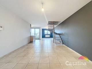 Casalina Vastgoed biedt te koop aan een duplex van 136 m² (volgens PEB) met een zuidwest gerichte terras, gelegen in een klein gebouw van...