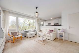 <p><span>Dit gerenoveerde </span><span>appartement te koop</span><span>, gelegen aan de Prins Boudewijnlaan 319 in </span><span>Edegem</span><span>, beschikt over een zonnig zuidwestgericht </span><span>terras</span><span>. Op wandelafstand bevinden zich winkels en openbaar vervoer, en bovendien geniet u van een vlotte bereikbaarheid via de nabijgelegen invalswegen (A12 en E19). </span></p><p><span> </span></p><p><span>Indeling</span></p><p><span>- gelegen op de derde verdieping</span></p><p><span>- inkomhal</span></p><p><span>- open ingerichte keuken</span></p><p><span>- woonkamer</span></p><p><span>- badkamer met ligbad en lavabo plus aansluitingen wasmachine en droogkast</span></p><p><span>- aparte toilet</span></p><p><span>- terras</span></p><p><span>- privatieve kelder</span></p><p><span> </span></p><p><span>Algemeen gebouw</span></p><p><span>- fietsenberging</span></p><p><span>- provisie ca. 170 euro per maand </span></p><p><span> </span></p><p><span>Bijzonderheden</span></p><p><span>- aankoop van een garagebox met automatische poort mogelijk mits meerprijs (35.000 euro)</span></p><p><span>- centrale locatie nabij Fort 5 en het domein Hof ter Linden</span></p><p><span>- kelderberging</span></p><p><span>- airco in de woonkamer</span></p><p><span>- Vernieuwde ramen met dubbele beglazing PVC</span></p><p><span> </span></p><p><span>Ben jij geïnteresseerd in dit appartement te koop in Edegem, ben je op zoek naar ander vastgoed, een investering of wens je de waarde van jouw eigendom te kennen? Dan ben je bij BOLT immo aan het juiste adres! Wij helpen jou graag verder.</span><span> </span></p><p><span> </span></p>