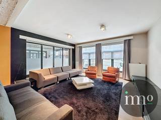 IMMO STORE presenteert deze ruime en unieke gelijkvloerse duplex met 4 slaapkamers op een toplocatie aan Tour & Taxis, vlak bij het...