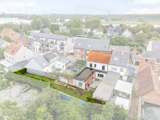 <p>Charmante woning in het centrum van Bornem met grote tuin en veel potentieel.</p>
<p>Deze woning combineert mooie open ruimtes met tal van mogelijkheden om ze volledig naar eigen stijl in te richten. Dankzij de centrale ligging nabij het park en openbaar vervoer geniet je hier van een praktische en aangename woonomgeving. De woning beschikt over vier slaapkamers, een lichtrijke leefruimte en een ingebouwde keuken. De grote tuin vormt een absolute meerwaarde voor wie graag buiten leeft of extra ruimte zoekt voor ontspanning. Een interessante opportuniteit voor wie een huis in Bornem zoekt met karakter en mogelijkheden.</p>
<p> </p>
<p>Belangrijkste ruimtes:<br />• Inkomhal met toegang tot de leefruimtes<br />• Ruime living met veel lichtinval<br />• Volledig ingebouwde keuken met praktische indeling<br />• Bureel ideaal voor thuiswerk of hobbyruimte, kan ook als 4de slaapkamer dienen<br />• Berging met extra opbergruimte<br />• Badkamer met douche, toilet en enkele wastafel<br />• Drie volwaardige slaapkamers<br />• Nachthal met toegang tot de kamers<br />• Zolder bereikbaar via vlizotrap<br />• Kelder voor extra stockage<br />• Grote tuin met veel mogelijkheden</p>
<p>Troeven:<br />• Mooie open ruimtes met aangename lichtinval<br />• Vier ruime slaapkamers<br />• Centrale ligging in Bornem</p>
<p> </p>
<p>Neem vandaag nog contact op met je ERA-makelaar voor een bezoek.</p>
<p>JOUW DROOMHUIS. ZO GEVONDEN!</p>