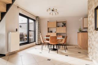 Uitzonderlijk ruim dakappartement met 5 slaapkamers, overvloedige lichtinval en 2 zuidgerichte terrassen.Op de derde verdieping van een kleinschalig...