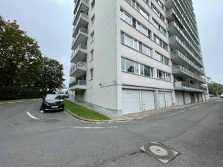 <p><span>Gezellig instapklaar gelijkvloers appartement met 2 terrassen in centrum Dendermonde</span></p><p><span>Dit doorloopappartement ligt op het gelijkvloers en biedt een prachtig uitzicht op het natuurgebied Kalendijk en het erfgoed 'Mechelse poort'. De ligging is ideaal, op slechts enkele stappen van het centrum van Dendermonde, Oude Vest, winkels, grootwarenhuizen en openbaar vervoer. Ook zijn er mooie fiets- en wandelroutes langs de Schelde in de buurt.</span></p><p><span>Bij het binnenkomen in de inkomhal, voorzien van ingemaakte kasten, vindt u een gastentoilet. De ruime leef- en woonruimte geeft toegang tot het terras aan de zijkant, met uitzicht op het groen en het water. De nieuwe keuken is uitgerust met moderne toestellen en biedt een gezellige ontbijtruimte. Vanuit de nachthal komt u in twee ruime slaapkamers en een bergplaats of dressingruimte. De badkamer is voorzien van een ligbad en lavabomeubel. De twee terrassen, aan de zijkant en de voorzijde van het appartement, zijn een grote troef.</span></p><p><span>Nieuwe gevoerde gordijnen worden voorzien voor alle kamers.</span></p><p><span>Parkeermogelijkheden zijn er voldoende rondom het appartementsgebouw, zodat u zich geen zorgen hoeft te maken over parkeren.</span></p><p><span>Het appartement is onmiddellijk beschikbaar. De algemene kosten bedragen 175 per maand, </span><span>inclusief verbruikskosten voor water en verwarming</span><span>, huisvuilophaling en gemeenschappelijke kosten zoals lift en onderhoud.</span></p><p><span>Mis deze kans niet en kom dit appartement bekijken, T. 052/55.55.55 | <span>info@immotwins.be</span></span><span> | <span>www.immotwins.be</span></span><span> </span></p><p><span> </span></p>