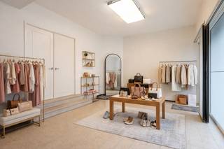 Ligging<br />Op slechts 250 meter van station Gent Sint-Pieters bevindt zich deze polyvalente kantoor- of winkelruimte met achterliggend gelijkvloers appartement. Dankzij de uitstekende ligging geniet het pand van een sterke visibiliteit en een vlotte bereikbaarheid met het openbaar vervoer. In de straat zijn er ruime mogelijkheden voor het stallen van fietsen en het parkeren van wagens. Bovendien beschikt het gebouw achteraan over een optioneel aan te kopen privé parkeerplaats voor het appartement.<br /><br />Indeling<br />Dit handelspand is bijzonder goed zichtbaar dankzij de grote vitrine en de rechtstreekse toegang vanaf de straat. Binnen beschikt u over een ruimte van circa 25 m², ideaal voor vrije beroepen, kleine kantoren of een gezellige winkel. De ruime hal vormt de verbinding tussen de professionele ruimte en het appartement. Hier bevinden zich ook een apart toilet en een gerenoveerde badkamer met douche, lavabo en handdoekradiator. Achteraan bevindt zich een ruime en lichtrijke woonkamer. Deze sluit enerzijds aan op de keuken, die uitkijkt op de binnenkoer, en anderzijds op de twee slaapkamers.<br /><br />Via de inkomhal zijn bovendien twee privatieve kelders toegankelijk, samen goed voor maar liefst 37,6 m² aan extra berg- en/of archiefruimte.<br /><br />Varia<br />Zowel de handelsruimte als het appartement bieden tal van mogelijkheden en zijn instapklaar. Op termijn is er nog ruimte voor optimalisaties, wat zich vertaalt in een EPC-label D. De ramen zijn reeds uitgerust met dubbel hoogrendementsglas en het platte dak boven de keuken werd recent geïsoleerd. De verwarming gebeurt op aardgas via een collectieve condensatieketel. Daarnaast is er een gemeenschappelijke fietsenberging aanwezig.<br />Mogelijkheid om een privé parkeerplaats optioneel aan te kopen. <br /><br />Troeven<br />* Polyvalente kantoor- of handelsruimte op toplocatie<br />* Optionele privé parkeerplaats<br />* Instapklaar<br />* Grote vitrine voor maximale zichtbaarheid<br /><br />Benieuwd naar deze opportuniteit? Neem snel contact op met Ian voor een bezoek ter plaatse.<br />📞 0469 44 27 58<br />📧 ian@gentill.be