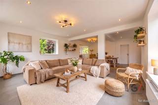 <p>Vous recherchez une maison dans laquelle vous pouvez emménager immédiatement ? Cette magnifique maison ouverte située à Diepenbeek a été entièrement rénovée en 2026, ce qui signifie que tout y est neuf. Des finitions aux installations techniques : la maison est parfaitement préparée pour l'avenir et, de surcroît, très économe en énergie.</p><p>Avec une surface habitable de 254 m² et un terrain de pas moins de 2 070 m², l'espace ne manque pas, tant à l'intérieur qu'à l'extérieur. La maison dispose de 4 chambres, 2 salles de bains et 3 toilettes, ce qui la rend parfaitement adaptée aux besoins d’une famille ou de ceux qui aiment vivre dans un espace spacieux.</p><p>Le grand jardin offre de nombreuses possibilités pour se détendre, jouer ou profiter de la verdure environnante et de l’intimité qu’offre une maison individuelle.</p><p>Une maison prête à emménager sur un terrain exceptionnel, entièrement rénovée et aménagée selon les normes actuelles. <br />Découvrez par vous-même ce que cette propriété unique à Diepenbeek a à offrir et planifiez votre visite dès aujourd’hui. Contactez sans tarder Lauren de Gilles Vastgoed au +32 468 36 79 51 ou envoyez-lui un e-mail à l’adresse lauren@gillesvastgoed.be</p>