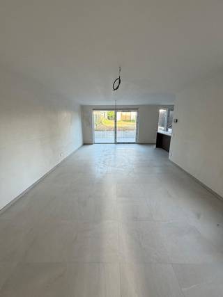 Hectaar bouwt drie nieuwbouwwoningen in Wervik, centraal gelegen nabij verschillende voorzieningen. Scholen, winkels, sportfaciliteiten en het stadscentrum zijn vlot bereikbaar. Dankzij de nabijheid van openbaar vervoer en belangrijke invalswegen ben je bovendien snel onderweg richting Ieper of Kortrijk - ideaal voor wie op zoek is naar een centraal gelegen en energiezuinige woning.<br /><br /><strong>Indeling van lot 03:</strong><br />Gelijkvloers: Inkomhal met gastentoilet en vestiaire ruimte, lichtrijke leefruimte met open keuken en een ruime berging.<br />Verdieping 1: Nachthal met apart toilet, ruime slaapkamer en een badkamer met ligbad, inloopdouche en dubbele lavabo<br />Verdieping 2: twee ruime slaapkamers <br />Zolderverdiep: zolder bereikbaar via zolderluik – ideaal als extra berging<br /><br /><strong>Troeven van deze woningen:</strong>
<ul>
<li>Energiezuinig wonen</li>
<li>Zonnepanelen (E20)</li>
<li>Regenwaterput van 7.500L aangesloten op toiletten, wasmachine en buitenkraan </li>
<li>Oprit met rechtstreekse toegang tot de bergruimte</li>
<li>Inclusief aanleg oprit en terras </li>
<li>Laminaat in de nachthal en slaapkamers</li>
</ul>
Contacteer ons vandaag nog voor meer informatie of een afspraak op ons kantoor te Roeselare.
