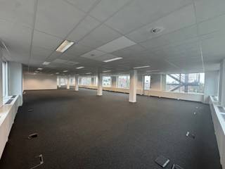 Le Park Hill Business Park est composé de quatre immeubles de bureaux dans un cadre verdoyant et agréable. Une belle luminosité, des solutions flexibles et un prix attractif font de ce parc d'affaires un emplacement de choix pour les petites et moyennes entreprises.<br /><br />Le parc bénéficie d'une localisation idéale à seulement 2 minutes à pied de la gare. Sur le site, des bornes de recharge sont disponibles et le parking est largement suffisant. Des espaces de bureaux flexibles sont proposés à un prix attractif, idéal pour les entreprises à la recherche d'un environnement de travail dynamique.<br /><br />De plus, le parc se trouve à 5 minutes à pied de Garincha, avec des installations de padel et un restaurant — parfait pour un moment de détente ou de networking après le travail. Enfin, le parc est actuellement en pleine redéveloppement, promettant de nouveaux atouts et un environnement renouvelé dans un futur proche.
