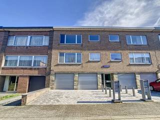 <p>Ruim appartement met 2 slaapkamers, leuk terras, grote garage en autostaanplaats gelegen op een heel rustige locatie te Kessel-Lo, juist buiten de Leuvense stadskern. </p><p>Het appartement is gelegen op de eerste verdieping (geen lift). Inkomhal met vestiaire en gastentoilet, mooie leefruimte met aangrenzend de keuken (4 vitro keramische kookplaten - dampkap - dubbele lavabo met afdruiprek - aansluiting wasmachine/vaatwas). Via de nachthal bereik je de 2 ruime slaapkamers (laminaat parket) en de badkamer (wastafel en ligbad met douche). Het terras (9 m² - achtergevel - overdekt) biedt nog extra ontspanningsmogelijkheden. </p><p>De residentie beschikt ook over een gemeenschappelijke tuin die de huurders mogen gebruiken (onderhoud door eigenaar). Bij dit appartement hoort ook nog een grote garage en een autostaanplaats. </p><p>De huurprijs bedraagt 995€/maand. Geen gemeenschappelijke kosten! <br />Alle verbruik is individueel.<br />Beschikbaar vanaf 01/07/2026. </p><p>Gelegen in een heel rustige woonwijk zonder doorgaand verkeer, op fietsafstand van centrum Kessel-Lo en Leuven. Winkels, scholen, supermarkt, horeca, ... zijn allemaal makkelijk bereikbaar. Openbaar vervoer (bus) op wandelafstand. Heel makkelijke verbinding naar het station van Leuven.</p><p>Vraag snel je bezoek aan via www.living-stone.be!</p>